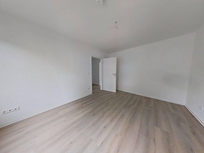 ERSTBEZUG NACH SANIERUNG: Lichtdurchflutete 3-Zimmer-Wohnung mit Terrasse – Ansicht II: Schlafzimmer