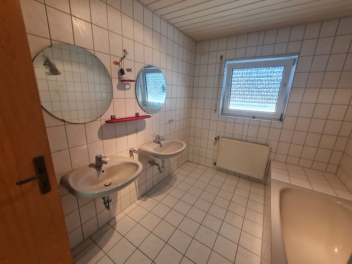 Helle 4-Zimmer-Wohnung mit Balkon & Einbauküche in Stutensee – Badezimmer