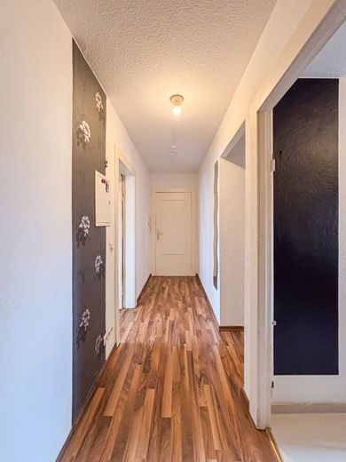 2-Zimmer-Dachgeschosswohnung in Wiesbaden mit modernisiertem Bad/WC (2025) und Dachbodennutzung – Flur