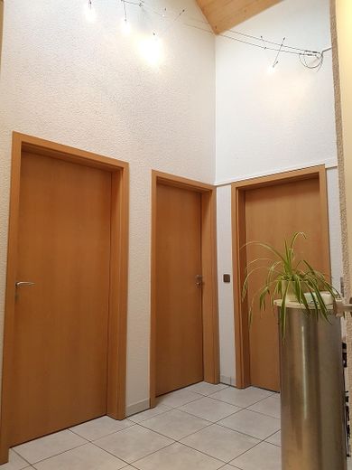 Spacious Modern Semi-Detached House with Potential – OG Diele m Wäscheabwurfschacht