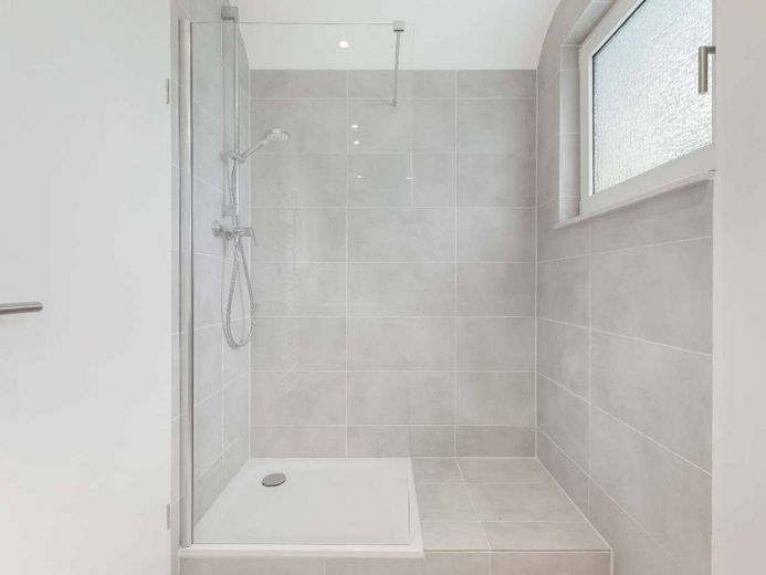 Il fascino dell’attico: moderno appartamento con 3 locali e cucina componibile – Ansicht I: Badezimmer