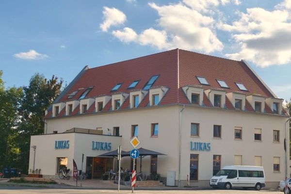 SOFORT EINZIEHEN! Traumhafte 2-Zimmer-DG-Wohnung im Erstbezug + moderner Neubau + Lift + FuBo-Heizung + Parkett + Bäckerei im Haus