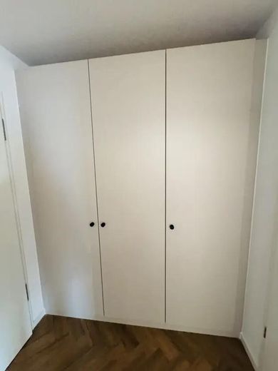 Neubau! 1-Zimmer möbliert mit EBK + Balkon + Abstellkammer + Waschmaschinenanschluss in Adlershof! – Garderobe