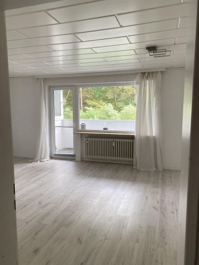 Helle renovierte 3-Zimmer Eigentumswohnung – Wohnzimmer