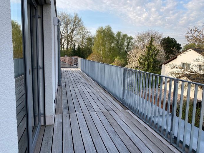 Lussuoso attico con ampia terrazza – Terrasse Ost
