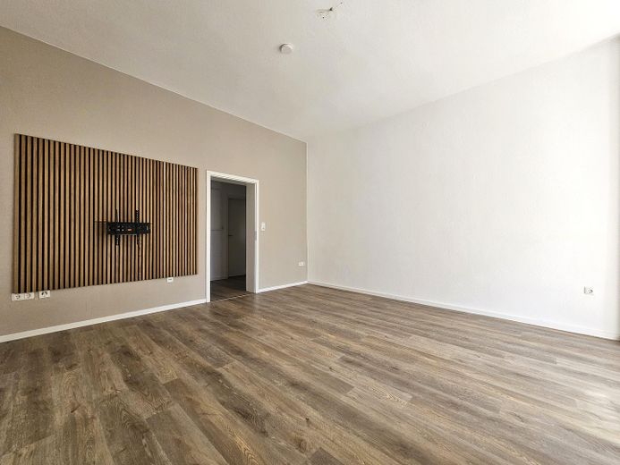 Sanierter Altbau! 3-Zi-Wohnung mit Balkon im 1.OG im beliebtem Martinsviertel – Wohnzimmer Bild 2
