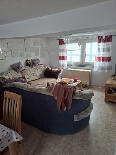 Encantadora casa de entramado de madera con patio interior, dos garajes y mucho potencial – Wohnstube