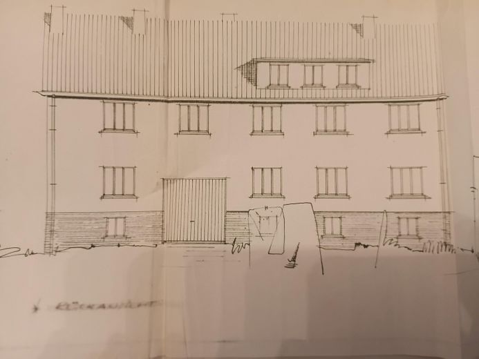 Edificio residencial con 4 unidades de vivienda, amplia parcela ajardinada y de patio, así como edificio comercial independiente – Rückseite zur Lenne
