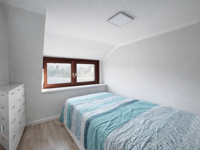 Modernisierte Doppelhaushälfte auf ca. 846 m² Grundstück mit außergewöhnlich niedrigem Erbbauzins – OG kleines Zimmer