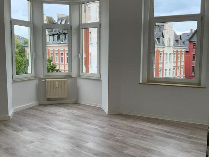 Objekt-Nr.: 2226 - 2-Zimmer-ETW im 2.OG mit Eckbadewanne, Dusche, EBK, Abstellraum und Balkon in Plauen – Foto 1