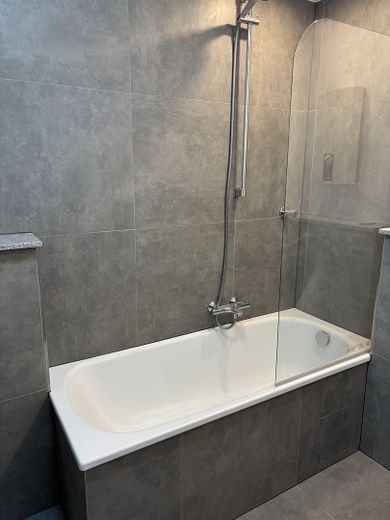 Badewanne und Dusche