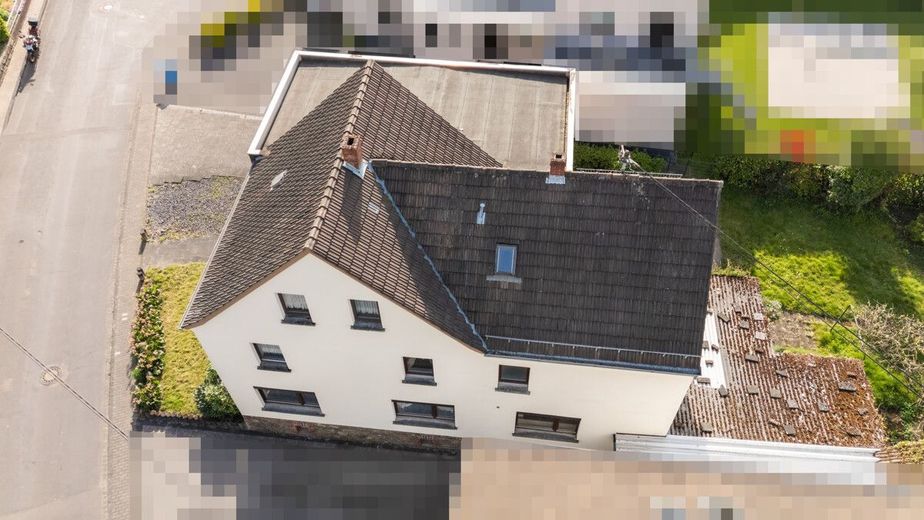 Großes Wohnhaus mit Garage, Garten und Zugang zum Fockenbach: Viel Raum für Ideen in Niederbreitbach – Vogelperspektive auf das Haus