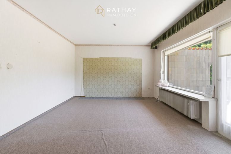 Reiheneckhaus mit 798 qm Grundstück: Sanierungschance im Regensburger Norden – Wohnbereich