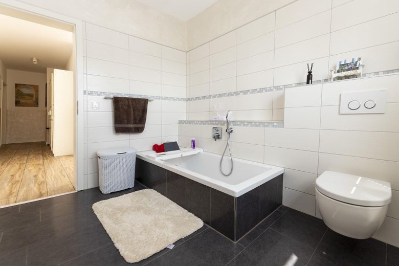 Viel Platz, wenig Energiekosten – Neuwertige Stadtvilla auf 367 qm  A+ – Kinderbad-2 1.OG