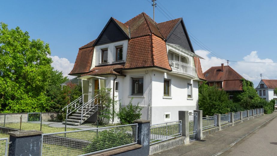 Ek yapılaşma imkânına sahip geniş arsada villa tarzı müstakil ev – Blick von der Straße