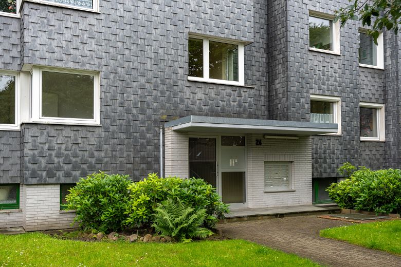 Świeżo wyremontowane 3-pokojowe mieszkanie w centralnej lokalizacji, gotowe do zamieszkania i bez prowizji na sprzedaż – Vorderansicht