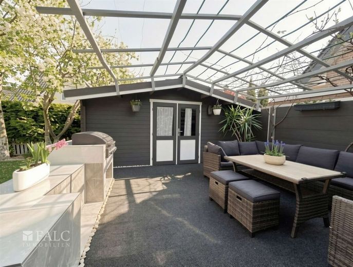 Elegantes Einfamilienhaus mit großzügigem Wohnambiente, Sauna und PV-Anlage – Terrasse