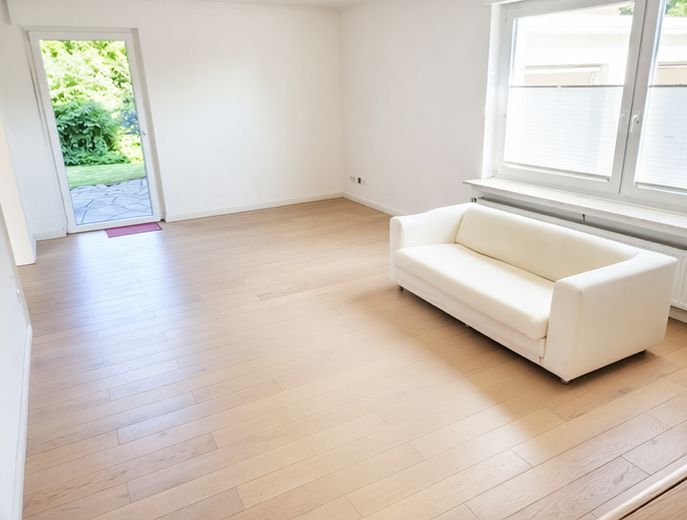 Wohnzimmer mit Gartenausgang