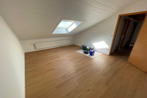Appartement familial rénové de 4,5 pièces avec cuisine, salle de bains et WC, situé au centre