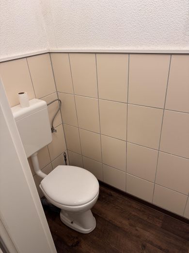 Top Sichtbarkeit: Gewerbe (2.021 m²) mit Wohnpotenzial für Handel, Büro, Praxis & Werkstatt – Toilette Büro 2