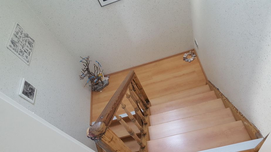 L(i)ebenswertes Haus, Grundstück mit Seele, vereinen zukunftsorientierte Technik mit Natur in Herten – Treppe von oben zum EG