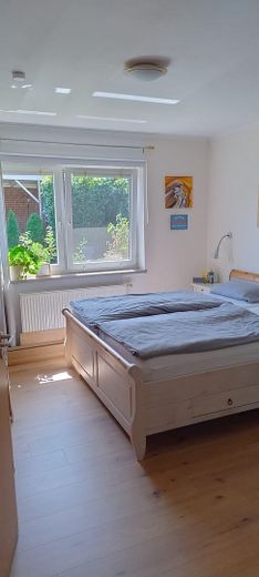 helles Schlafzimmer im EG
