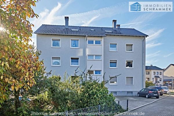 ISERLOHN-DRÖSCHEDE: STYLISH 2-ROOM TOP-FLOOR APARTMENT WITH FITTED KITCHEN