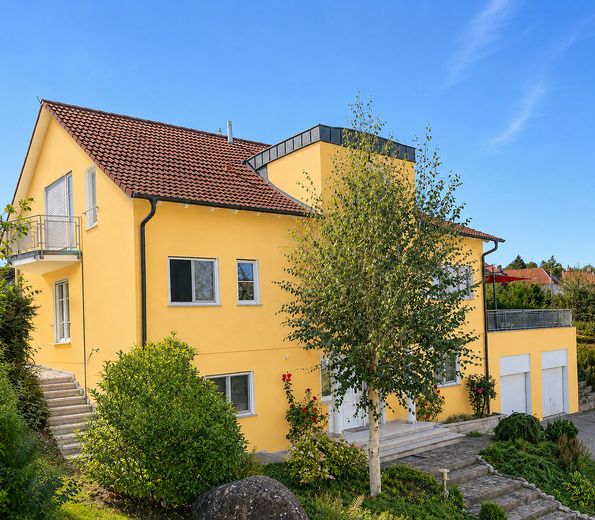 Viel Raum. Viel Privatsphäre. Viel Lebensqualität - schönes Einfamilienhaus in Herdwangen-Schönach – Vorderansicht linke Seite