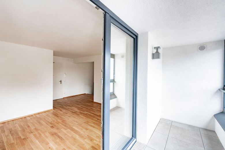Lichtdurchflutete Neubau 3,5-Zimmer Maisonettewohnung: Loft-Charakter in zentraler Lage – Gemütlicher Balkon/Loggia 1.OG