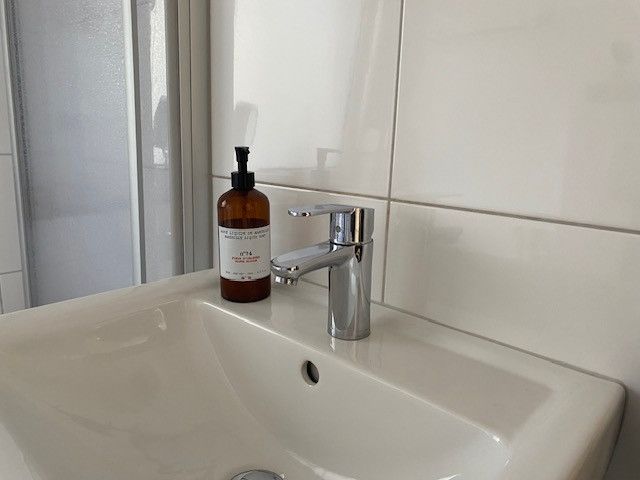 Helle Maisonette in Berlin-Frohnau, 3,5 ZKB, umlaufende Dachterasse, Teilgewerbe möglich! – Modernes Bad