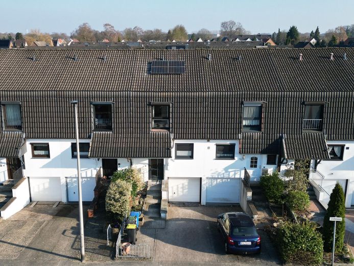 Provisionsfrei & bezugsfertig: Energieklasse B, Wärmepumpe, PV, Garten & Garage – Draufsicht Haus mit PV