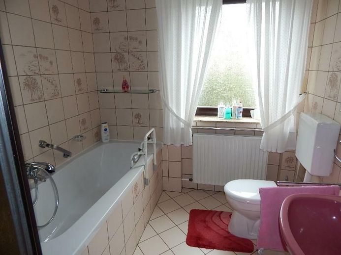 Großzügig wohnen in ruhiger Lage – Das Badezimmer