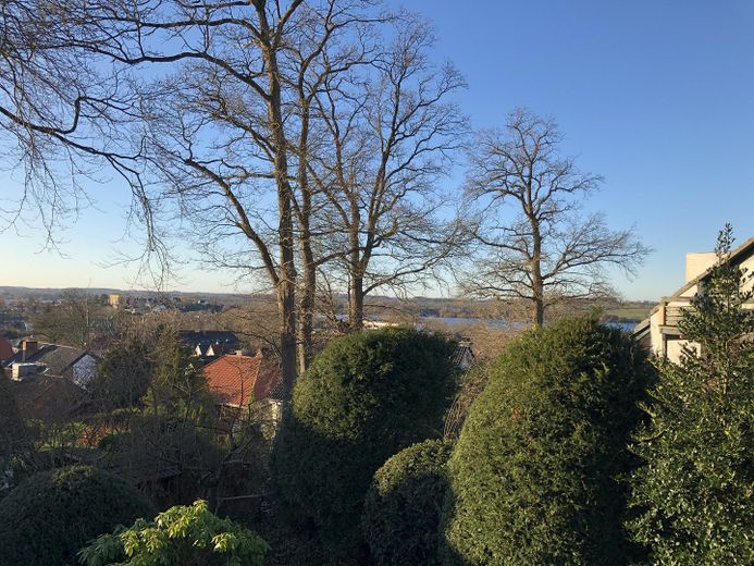 Exklusive Dachgeschosswohnung mit 2 Zimmern sowie Loggia in bevorzugter Lage von Plön – Ausblick Schlafzimmer