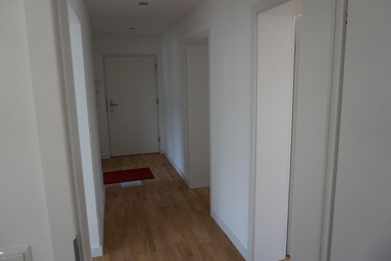 Top sanierte 3-Zi-ETW, bestens vermietet, perfekte Lage zur Uni, für Kapitalanleger! – Blick zurück durch den Flur