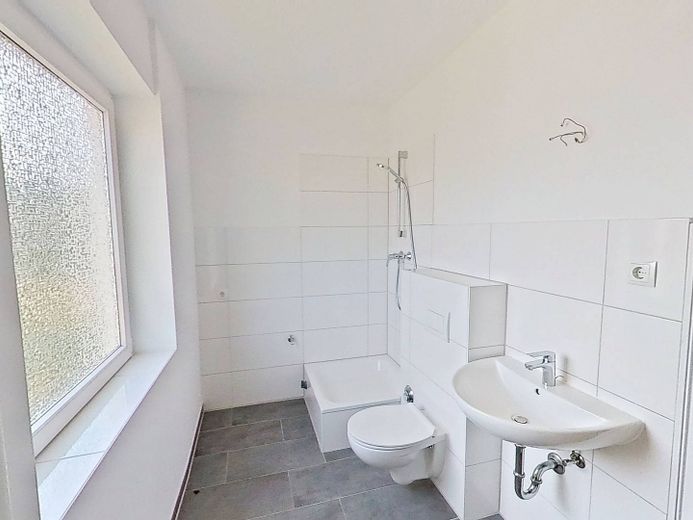 Moderne 3-Zi.-Whg. mit BALKON und EBK in fußläufiger Nähe zum Eiderufer – Ansicht I: Bad