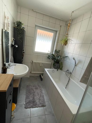 Modernes Zuhause mit Parkblick – 4-Zimmer-Wohnung mit großem Süd-Balkon & Garage – Badezimmer