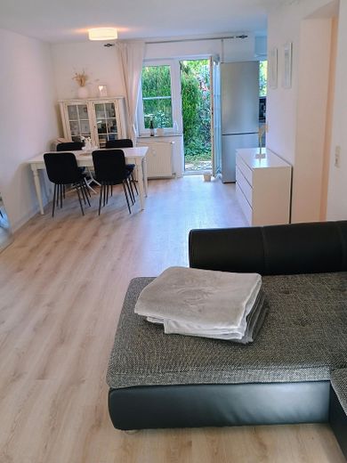 Sonnige 3-Zimmerwohnung mit Garten und Blick auf die Weinberge – Wohnzimmer mit Essbereich und 