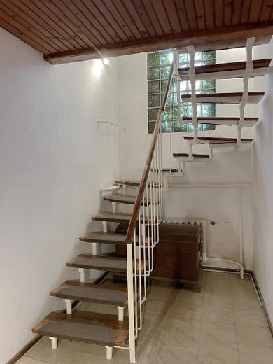 Provisionsfrei, EINFAMILIENHAUS MIT GARTEN in begehrter Wohngegend Dessau-Ziebigk – Flur-Treppe