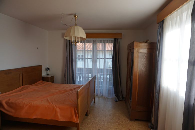 Großes Haus/Mehrgenerationenhaus in Huglfing von privat – Schlafzimmer 1. OG (Wohnung 2)