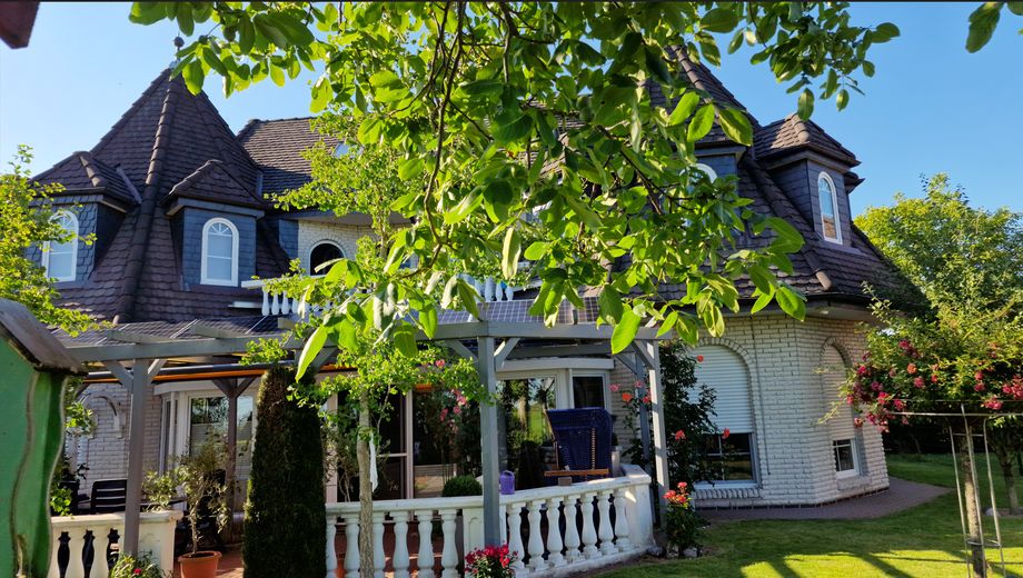 Provisionsfreies, schönes Haus mit Hauptwohnung + 2 Einliegerwohnungen. Mit schönem Garten – 1. Terasse 2