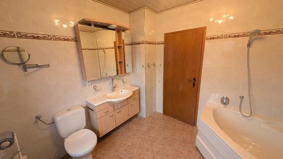 Provisionsfrei in Darmstadt-Arheilgen: 6-Zimmer-Familienhaus mit Garage & neuem Dach – OG Vollbad 