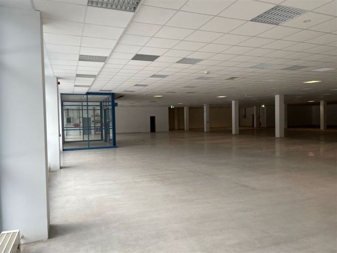CO-Південь ** відразу ** приблизно 1 800 м² складської площі ** на рівні землі ** – Фотографія 1