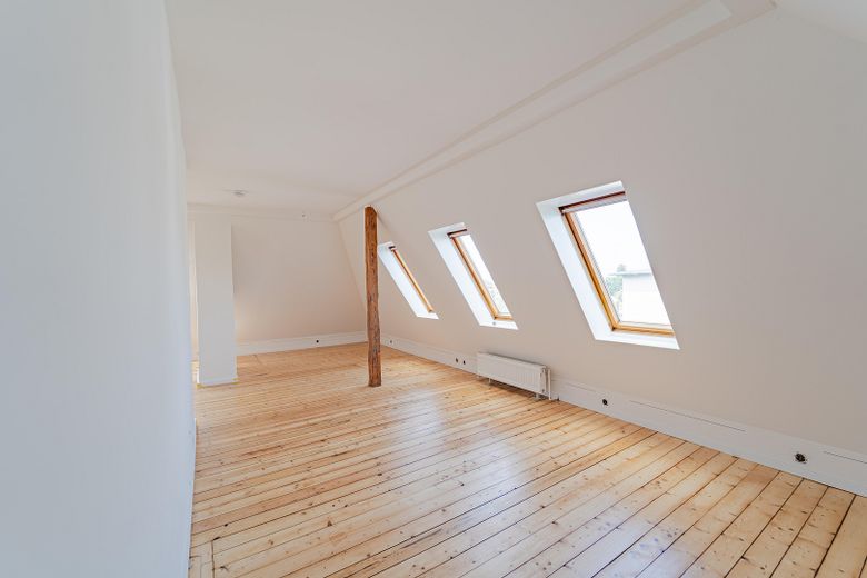 Altbautraum mit 110m² im DG, frisch renoviert, 4-Zimmer, mit neuer EBK und Gartennutzung – Zimmer 3