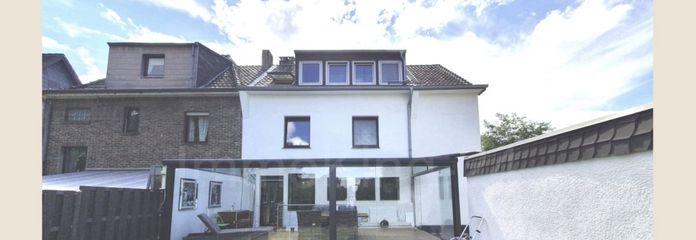 IHR NEUES DREIFAMILIENHAUS!