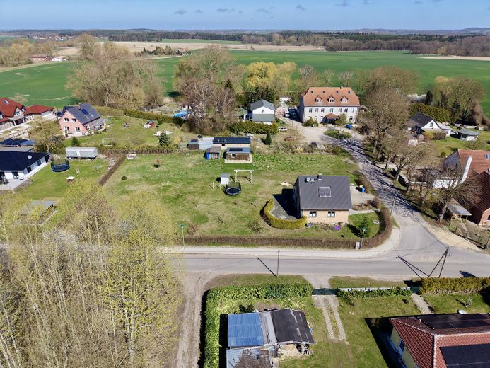 Provisions- und bauträgerfrei: Voll erschlossenes Baugrundstück in Kartlow – 10 Min. bis Wismar! – Drohne Südwest