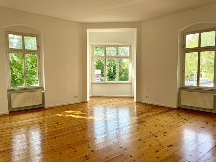 Provisionsfrei: 89m² Altbau am Helmholzplatz, Balkon, bezugsfrei – Wohnzimmer 
