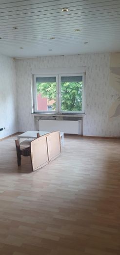 Dom wielorodzinny z lokalem użytkowym w najlepszej lokalizacji   Taras/Garaż/tereny otwarte itp... przy głównej ulicy – Wohnzimmer 1.OG