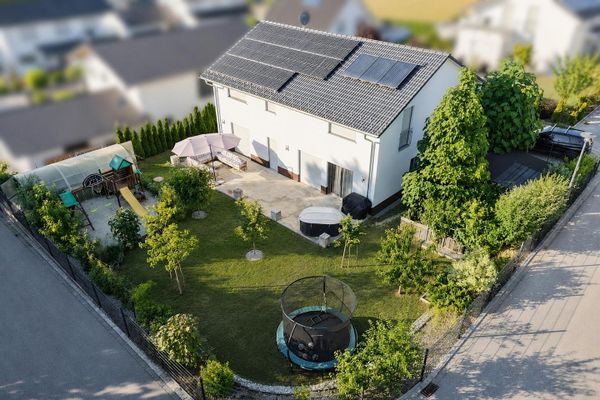Modernes 217-m²-Familienhaus mit 8 Zimmern, PV-Speicher, Wallbox, Solar & großem Garten