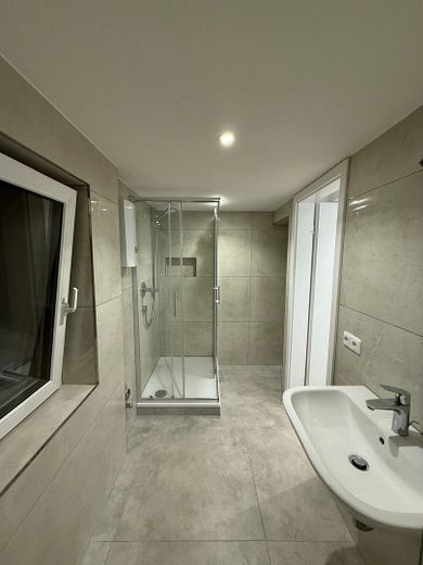 5-Room Maisonette Apartment Across Three Living Levels – Fully Renovated, with Fitted Kitchen & 2 Bathrooms – Badezimmer 1.Etage