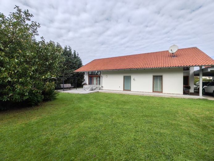 Wunderschönes Einfamilienhaus mit Galerie – Hausansicht Gartenseite